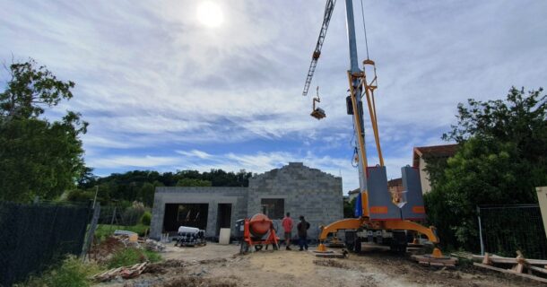 Dépose des matériaux sur le toit terrasse pour l'étanchéité