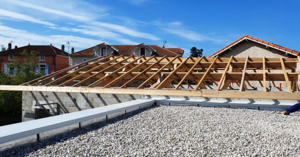 Toiture terrasse achevée et pose de la charpente