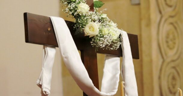 Croix et linge blanc. Célébrations de Pâques. Eglises protestantes unies de La Plaine